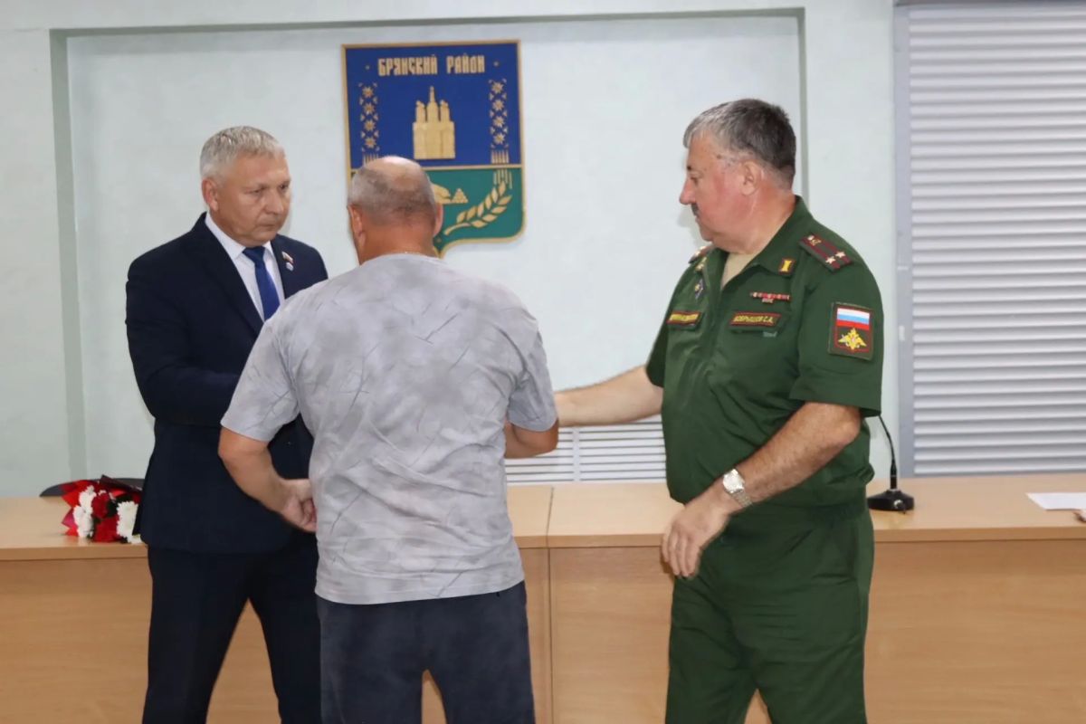 В Брянском районе вручили Ордена Мужества родным героев СВО В Брянском районе вручили Ордена Мужества родным героев СВО