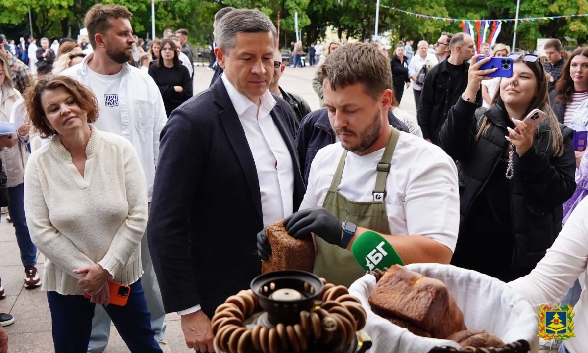 В Брянске на Кургане Бессмертия торжественно открылся гастрофестиваль местной кухни В Брянске на Кургане Бессмертия торжественно открылся гастрофестиваль местной кухни