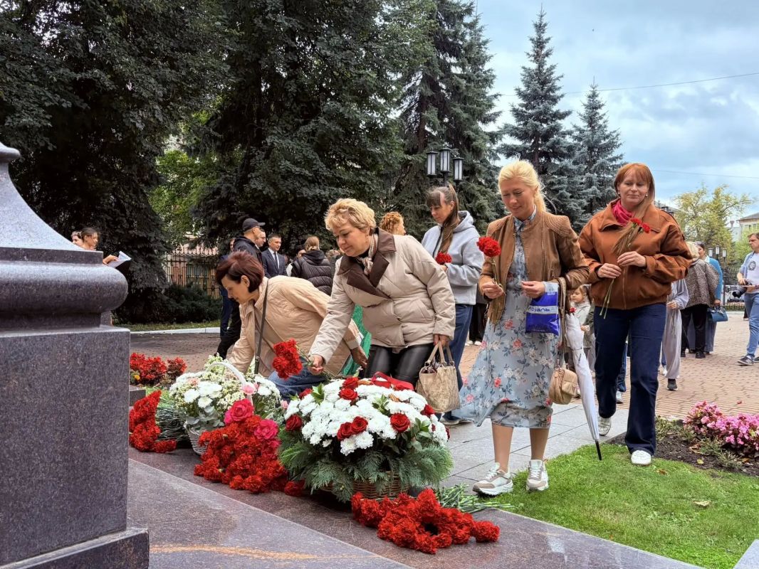 5 сентября, в день 209й годовщины со дня рождения Алексея Константиновича Толстого — классика русской литературы, поэта, драматурга и прозаика, — в Паркемузее города Брянска состоялось традиционное памятное мероприятие 5 сентября, в день 209й годовщины со дня рождения Алексея Константиновича Толстого — классика русской литературы, поэта, драматурга и прозаика, — в Паркемузее города Брянска состоялось традиционное памятное мероприятие
