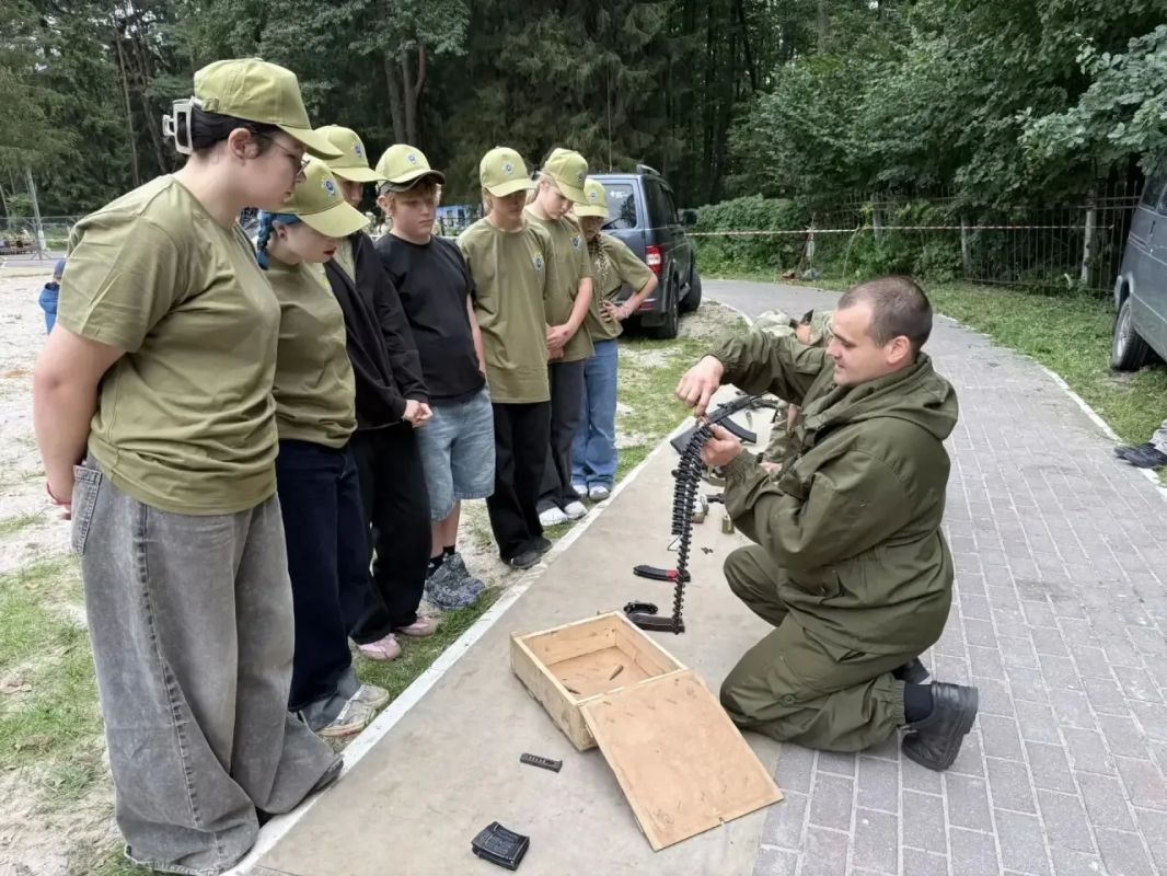Руководитель военно-спортивного клуба «ПАТРИОТ», член Общественной палаты Брянской области Сергей Сизов принял участие в открытии первой профильной смены «Юный следователь» в детском оздоровительном лагере «Лесной» Руководитель военно-спортивного клуба «ПАТРИОТ», член Общественной палаты Брянской области Сергей Сизов принял участие в открытии первой профильной смены «Юный следователь» в детском оздоровительном лагере «Лесной»