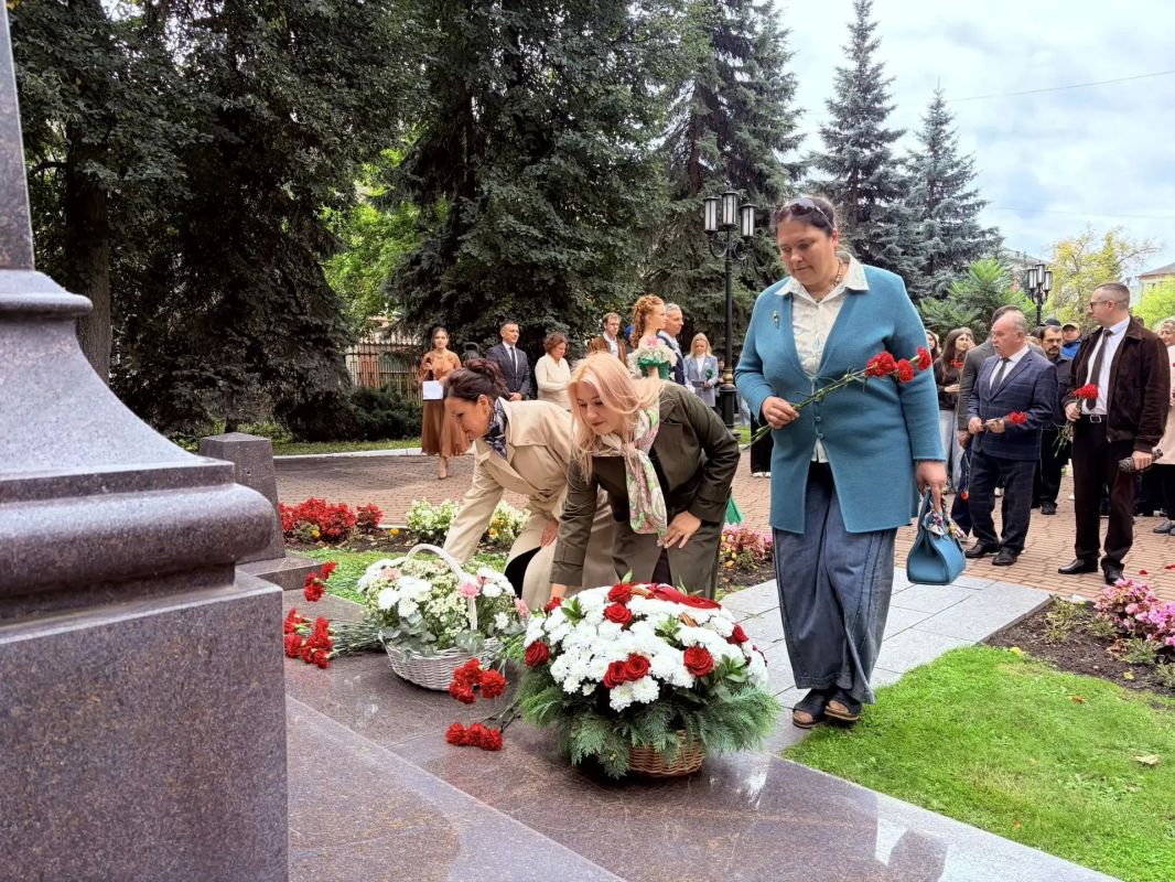 5 сентября, в день 209й годовщины со дня рождения Алексея Константиновича Толстого — классика русской литературы, поэта, драматурга и прозаика, — в Паркемузее города Брянска состоялось традиционное памятное мероприятие 5 сентября, в день 209й годовщины со дня рождения Алексея Константиновича Толстого — классика русской литературы, поэта, драматурга и прозаика, — в Паркемузее города Брянска состоялось традиционное памятное мероприятие