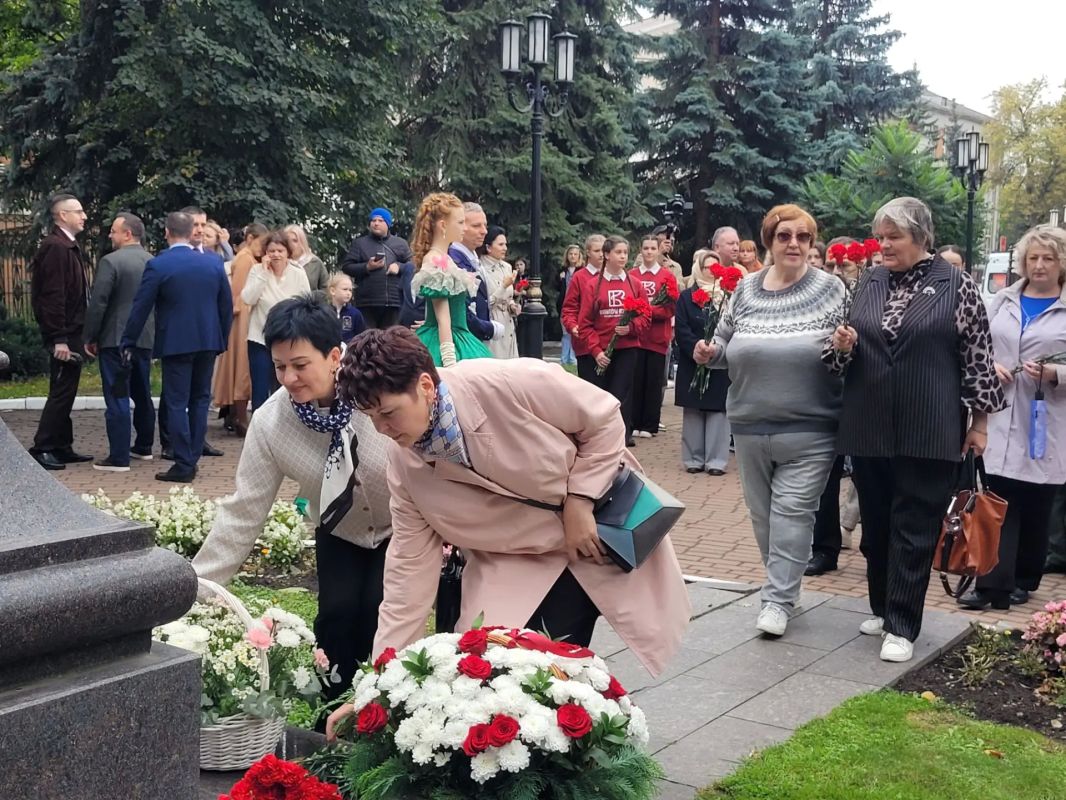 5 сентября, в день 209й годовщины со дня рождения Алексея Константиновича Толстого — классика русской литературы, поэта, драматурга и прозаика, — в Паркемузее города Брянска состоялось традиционное памятное мероприятие 5 сентября, в день 209й годовщины со дня рождения Алексея Константиновича Толстого — классика русской литературы, поэта, драматурга и прозаика, — в Паркемузее города Брянска состоялось традиционное памятное мероприятие
