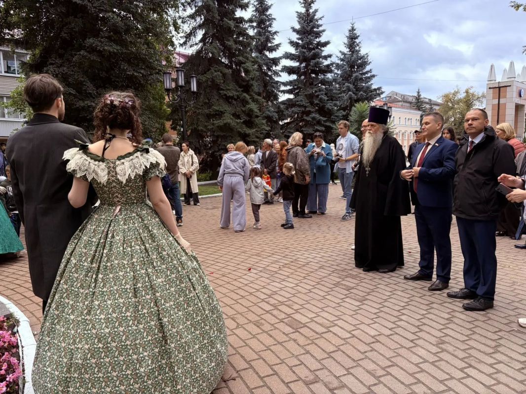5 сентября, в день 209й годовщины со дня рождения Алексея Константиновича Толстого — классика русской литературы, поэта, драматурга и прозаика, — в Паркемузее города Брянска состоялось традиционное памятное мероприятие 5 сентября, в день 209й годовщины со дня рождения Алексея Константиновича Толстого — классика русской литературы, поэта, драматурга и прозаика, — в Паркемузее города Брянска состоялось традиционное памятное мероприятие