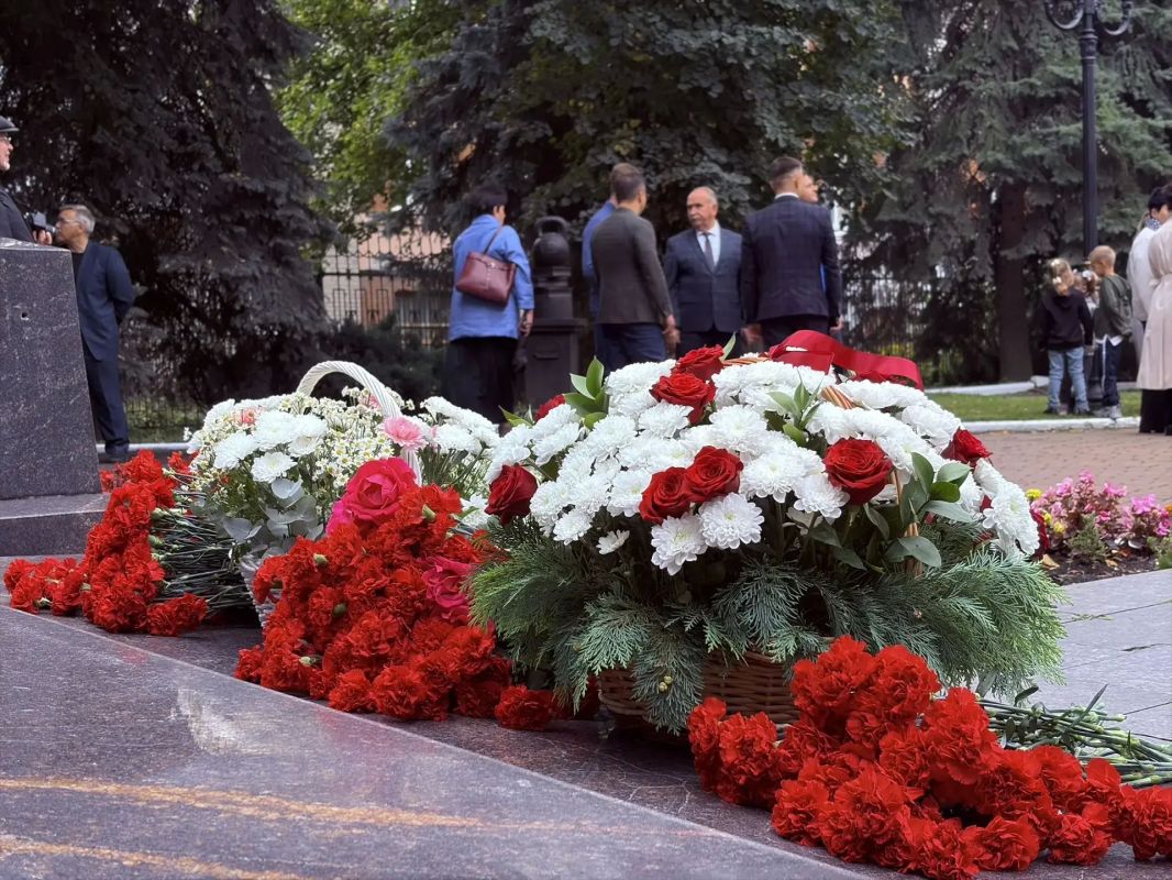 5 сентября, в день 209й годовщины со дня рождения Алексея Константиновича Толстого — классика русской литературы, поэта, драматурга и прозаика, — в Паркемузее города Брянска состоялось традиционное памятное мероприятие 5 сентября, в день 209й годовщины со дня рождения Алексея Константиновича Толстого — классика русской литературы, поэта, драматурга и прозаика, — в Паркемузее города Брянска состоялось традиционное памятное мероприятие