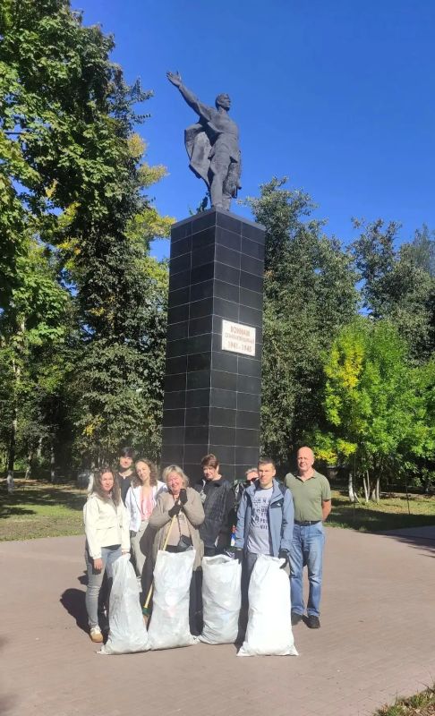 В преддверии празднования 83-й годовщины освобождения Брянщины от немецко-фашистских захватчиков, сегодня, 5 сентября работники управления по охране и сохранению историко-культурного наследия Брянской области и Брянского... В преддверии празднования 83-й годовщины освобождения Брянщины от немецко-фашистских захватчиков, сегодня, 5 сентября работники управления по охране и сохранению историко-культурного наследия Брянской области и Брянского...
