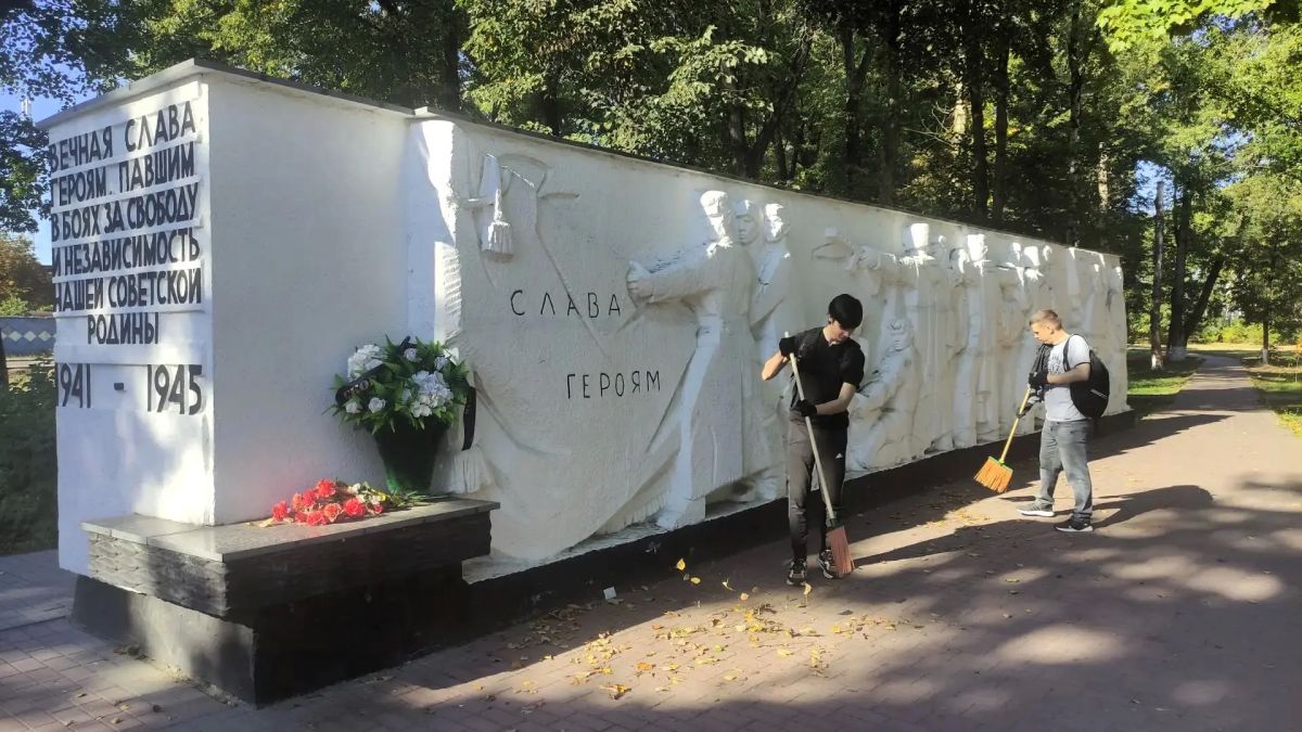 В преддверии празднования 83-й годовщины освобождения Брянщины от немецко-фашистских захватчиков, сегодня, 5 сентября работники управления по охране и сохранению историко-культурного наследия Брянской области и Брянского... В преддверии празднования 83-й годовщины освобождения Брянщины от немецко-фашистских захватчиков, сегодня, 5 сентября работники управления по охране и сохранению историко-культурного наследия Брянской области и Брянского...