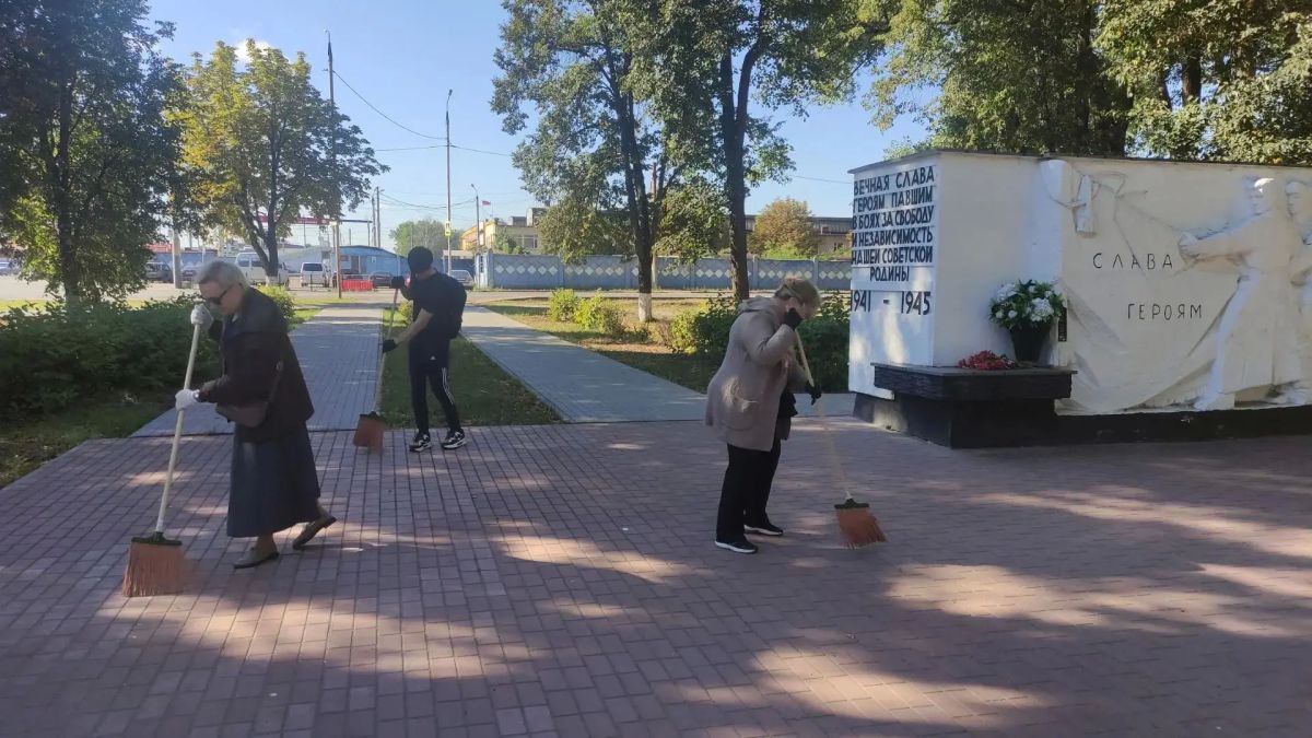 В преддверии празднования 83-й годовщины освобождения Брянщины от немецко-фашистских захватчиков, сегодня, 5 сентября работники управления по охране и сохранению историко-культурного наследия Брянской области и Брянского... В преддверии празднования 83-й годовщины освобождения Брянщины от немецко-фашистских захватчиков, сегодня, 5 сентября работники управления по охране и сохранению историко-культурного наследия Брянской области и Брянского...