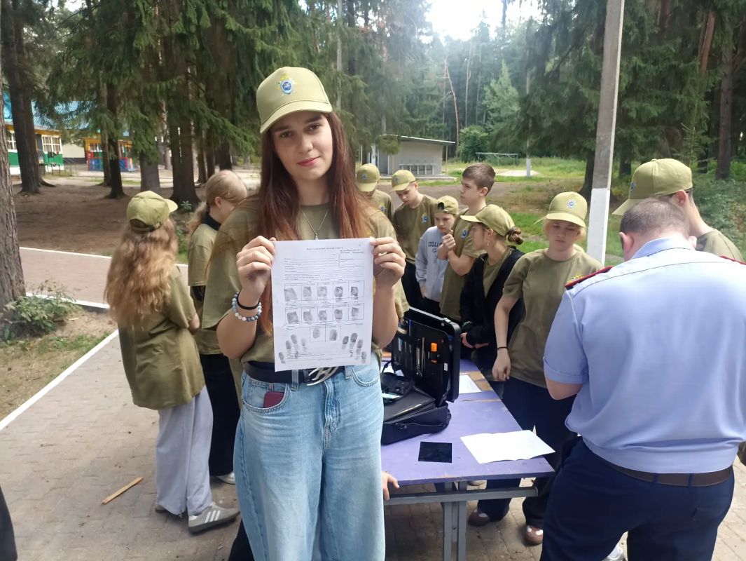 Юные следователи в детском оздоровительном комплексе «Лесной» увидели профессиональные приемы криминалистов и узнали об опасностях в сети Интернет Юные следователи в детском оздоровительном комплексе «Лесной» увидели профессиональные приемы криминалистов и узнали об опасностях в сети Интернет