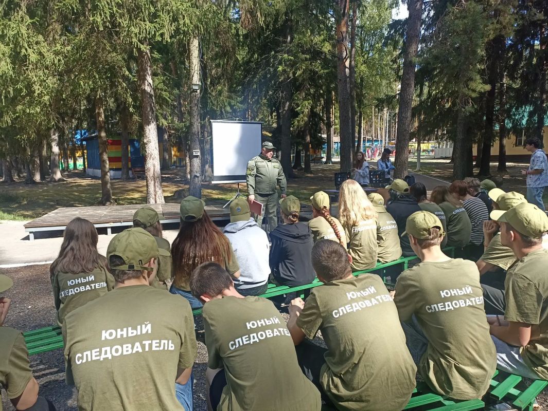 Юные следователи в детском оздоровительном комплексе «Лесной» увидели профессиональные приемы криминалистов и узнали об опасностях в сети Интернет Юные следователи в детском оздоровительном комплексе «Лесной» увидели профессиональные приемы криминалистов и узнали об опасностях в сети Интернет