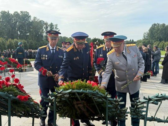 Сотрудники СК России и кадеты почтили память погибших в период блокады Ленинграда Сотрудники СК России и кадеты почтили память погибших в период блокады Ленинграда