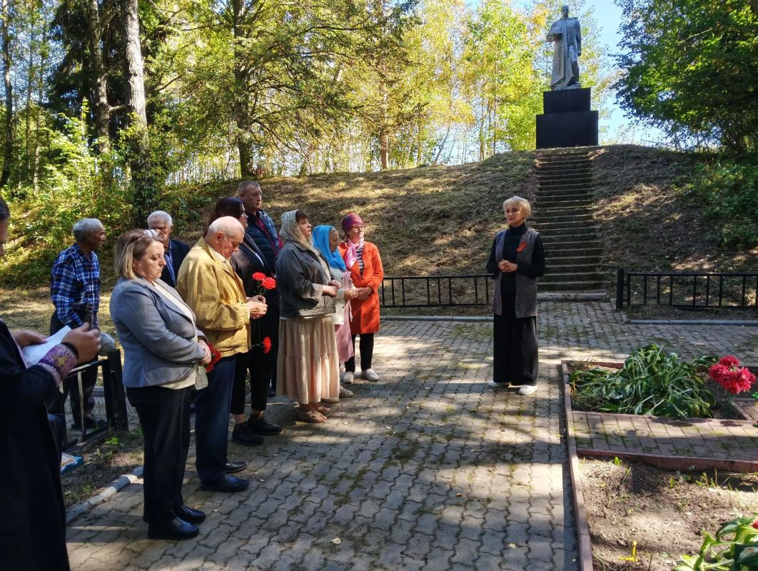 9 сентября в годовщину расстрела мирных жителей в деревне Карбовка, на мемориальном комплексе в месте расстрела состоялся митинг в память о расстрелянных в 1942 году мирных жителях 9 сентября в годовщину расстрела мирных жителей в деревне Карбовка, на мемориальном комплексе в месте расстрела состоялся митинг в память о расстрелянных в 1942 году мирных жителях
