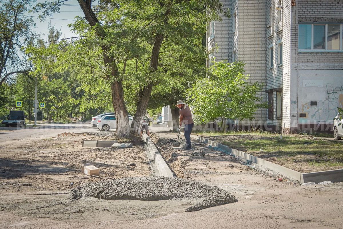 В Бежице строят новые тротуары В Бежице строят новые тротуары