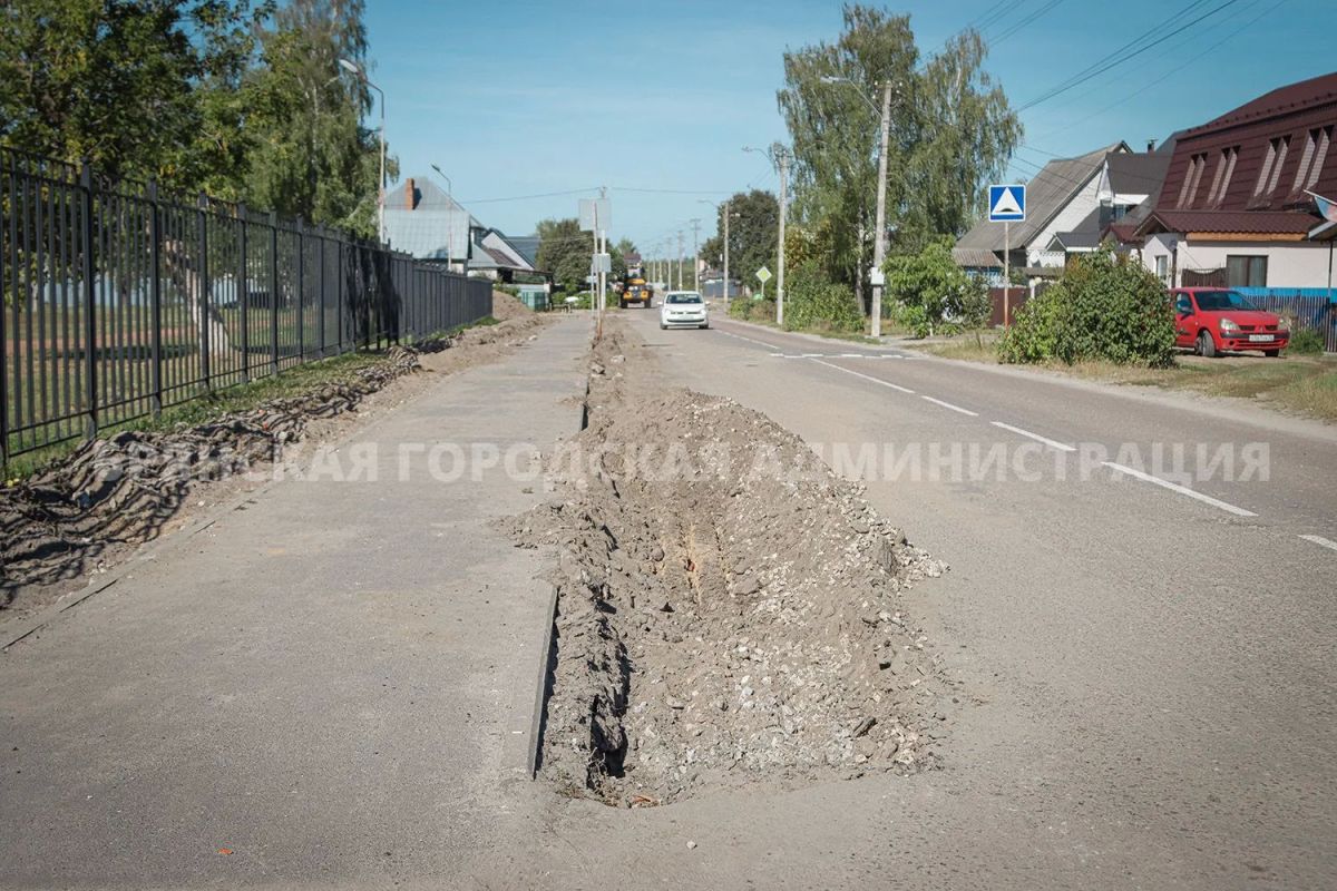 В Бежице строят новые тротуары В Бежице строят новые тротуары