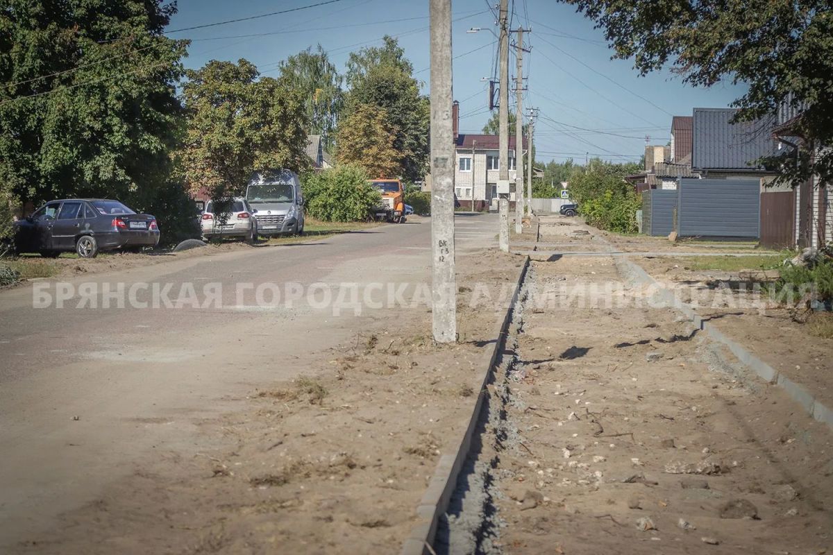 В Бежице строят новые тротуары В Бежице строят новые тротуары