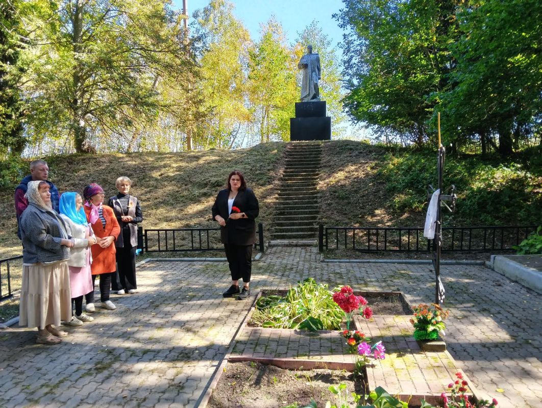 9 сентября в годовщину расстрела мирных жителей в деревне Карбовка, на мемориальном комплексе в месте расстрела состоялся митинг в память о расстрелянных в 1942 году мирных жителях 9 сентября в годовщину расстрела мирных жителей в деревне Карбовка, на мемориальном комплексе в месте расстрела состоялся митинг в память о расстрелянных в 1942 году мирных жителях