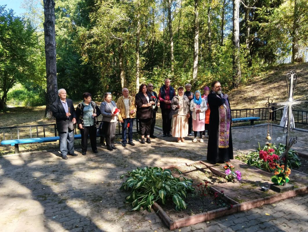 9 сентября в годовщину расстрела мирных жителей в деревне Карбовка, на мемориальном комплексе в месте расстрела состоялся митинг в память о расстрелянных в 1942 году мирных жителях 9 сентября в годовщину расстрела мирных жителей в деревне Карбовка, на мемориальном комплексе в месте расстрела состоялся митинг в память о расстрелянных в 1942 году мирных жителях