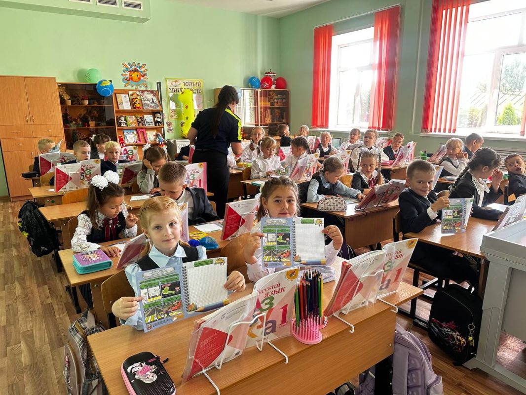 Первоклассники начали учебный год с азбуки дорожного движения Первоклассники начали учебный год с азбуки дорожного движения