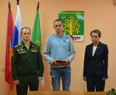 В администрации Гордеевского района состоялась торжественная церемония вручения государственных наград участникам СВО — ветеранам боевых действий и родным военнослужащего, героически погибшего при выполнении задач... В администрации Гордеевского района состоялась торжественная церемония вручения государственных наград участникам СВО — ветеранам боевых действий и родным военнослужащего, героически погибшего при выполнении задач...