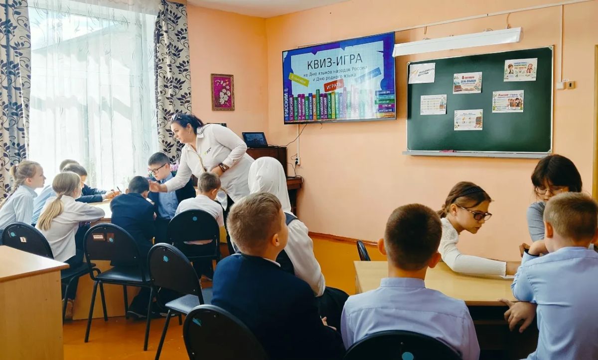 Сегодня в школах нашего района прошли мероприятия, объединяющие две важные даты: Международный день распространения грамотности и День языков народов РФ Сегодня в школах нашего района прошли мероприятия, объединяющие две важные даты: Международный день распространения грамотности и День языков народов РФ