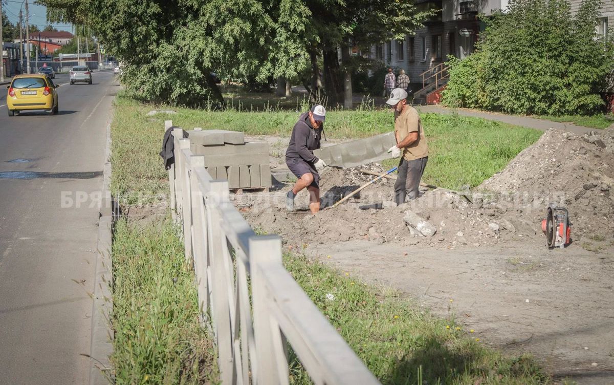 На улице Спартаковской делают ливневые водоотводы На улице Спартаковской делают ливневые водоотводы