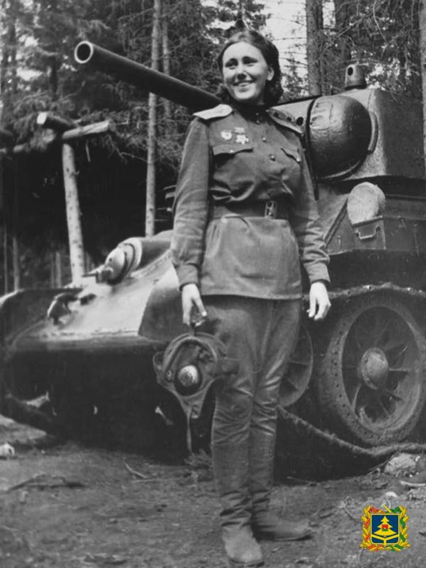 На историческом фото изображена Александра Самусенко — командир взвода танков Т-34, воевала на Брянском, Западном и Воронежском фронтах