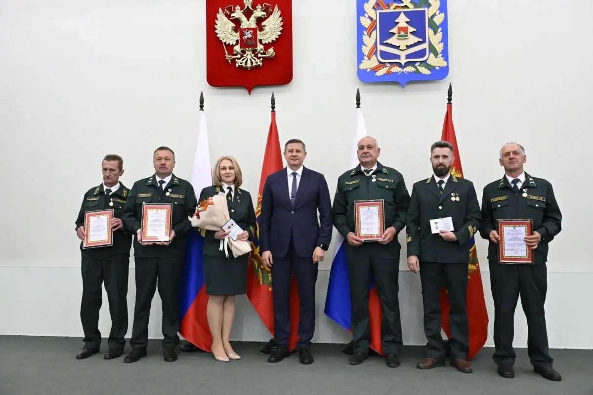 В преддверии Дня работников леса в «Хрустальном зале» Правительства Брянской области прошло мероприятие по подведению итогов работы лесной отрасли области и чествованию работников лесного хозяйства и деревообрабатывающей... В преддверии Дня работников леса в «Хрустальном зале» Правительства Брянской области прошло мероприятие по подведению итогов работы лесной отрасли области и чествованию работников лесного хозяйства и деревообрабатывающей...
