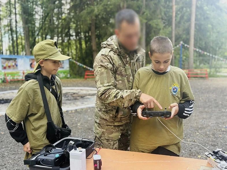 В детском оздоровительном комплексе «Лесной» юные следователи в рамках профильной смены Следственного комитета России встретились с росгвардейцами и таможенниками В детском оздоровительном комплексе «Лесной» юные следователи в рамках профильной смены Следственного комитета России встретились с росгвардейцами и таможенниками