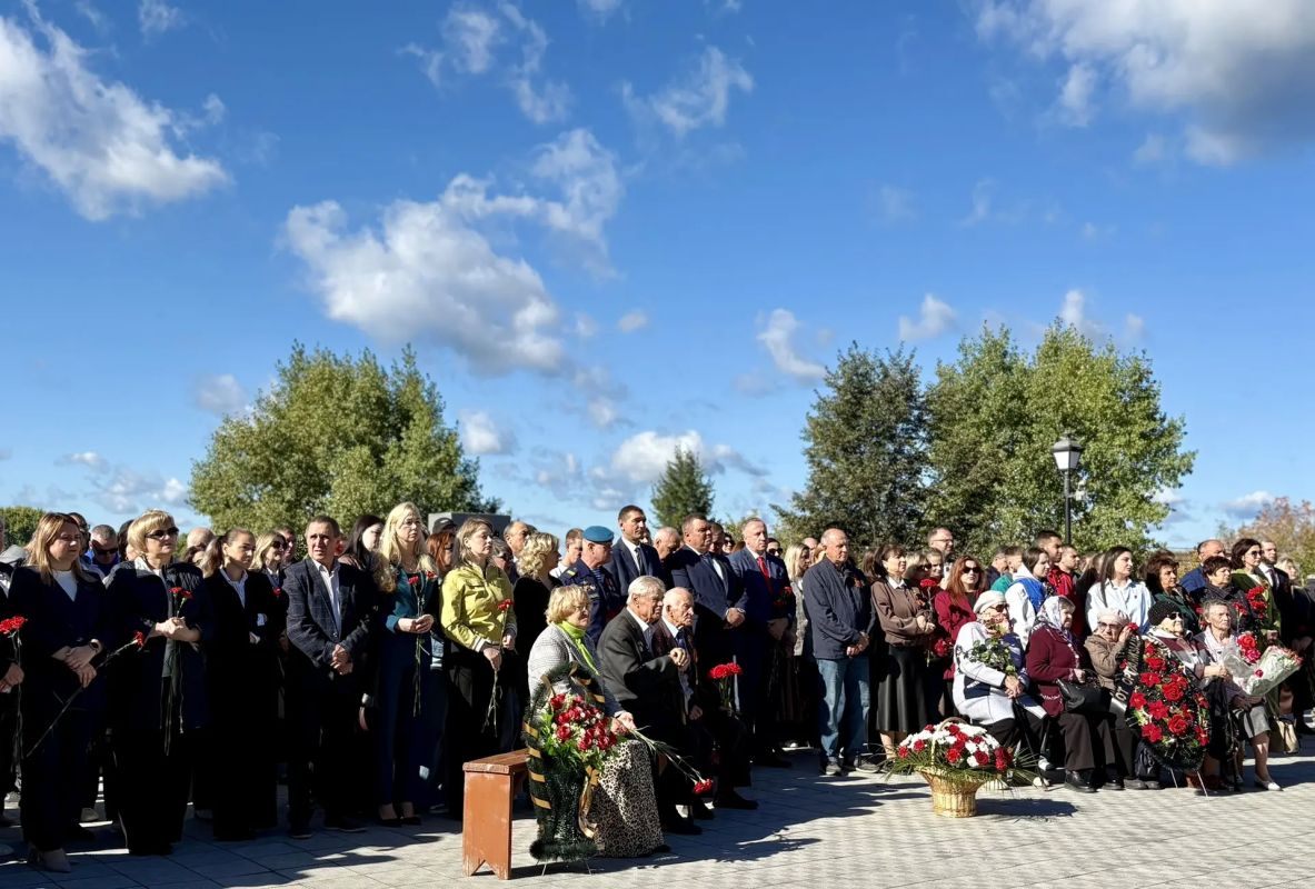 Сегодня в нашем городе прошёл торжественный митинг, посвящённый Дню освобождения Брянской области и города Фокино от немецкофашистских захватчиков Сегодня в нашем городе прошёл торжественный митинг, посвящённый Дню освобождения Брянской области и города Фокино от немецкофашистских захватчиков