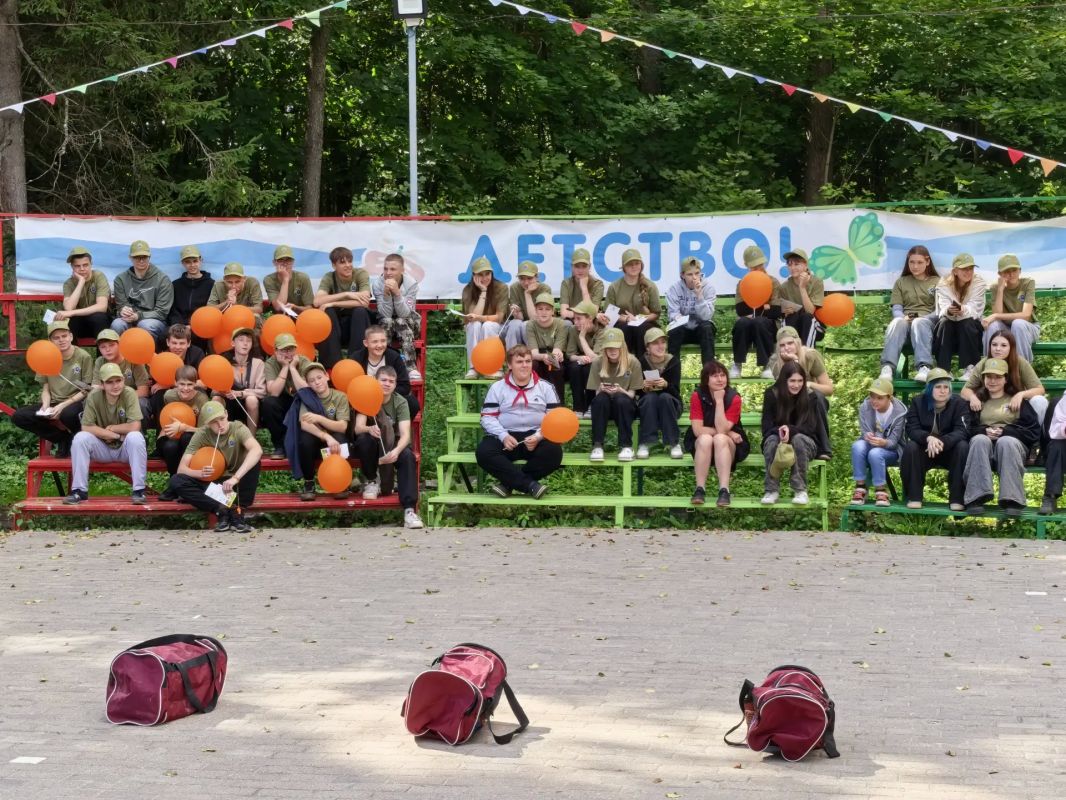В детском оздоровительном комплексе «Лесной» юные следователи в рамках профильной смены Следственного комитета России встретились с росгвардейцами и таможенниками В детском оздоровительном комплексе «Лесной» юные следователи в рамках профильной смены Следственного комитета России встретились с росгвардейцами и таможенниками