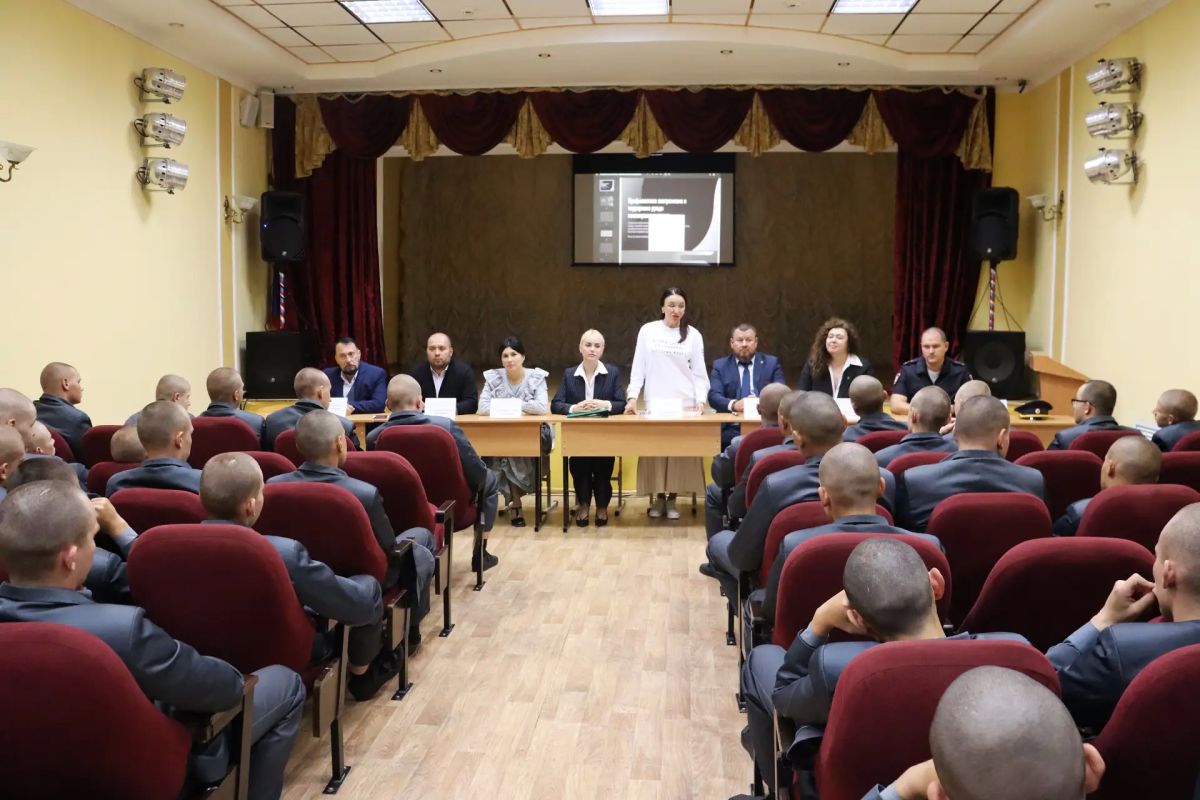 В Брянске полицейские встретились с воспитанниками колонии
