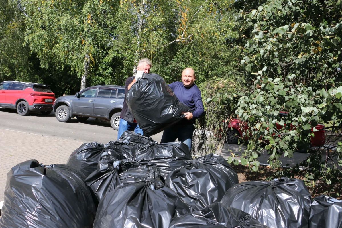 Депутаты и сотрудники аппарата Брянской областной Думы приняли участие в общегородском субботнике, цель которого - наведение порядка в общественных местах, а также подготовка к празднованию 83-й годовщины освобождения... Депутаты и сотрудники аппарата Брянской областной Думы приняли участие в общегородском субботнике, цель которого - наведение порядка в общественных местах, а также подготовка к празднованию 83-й годовщины освобождения...