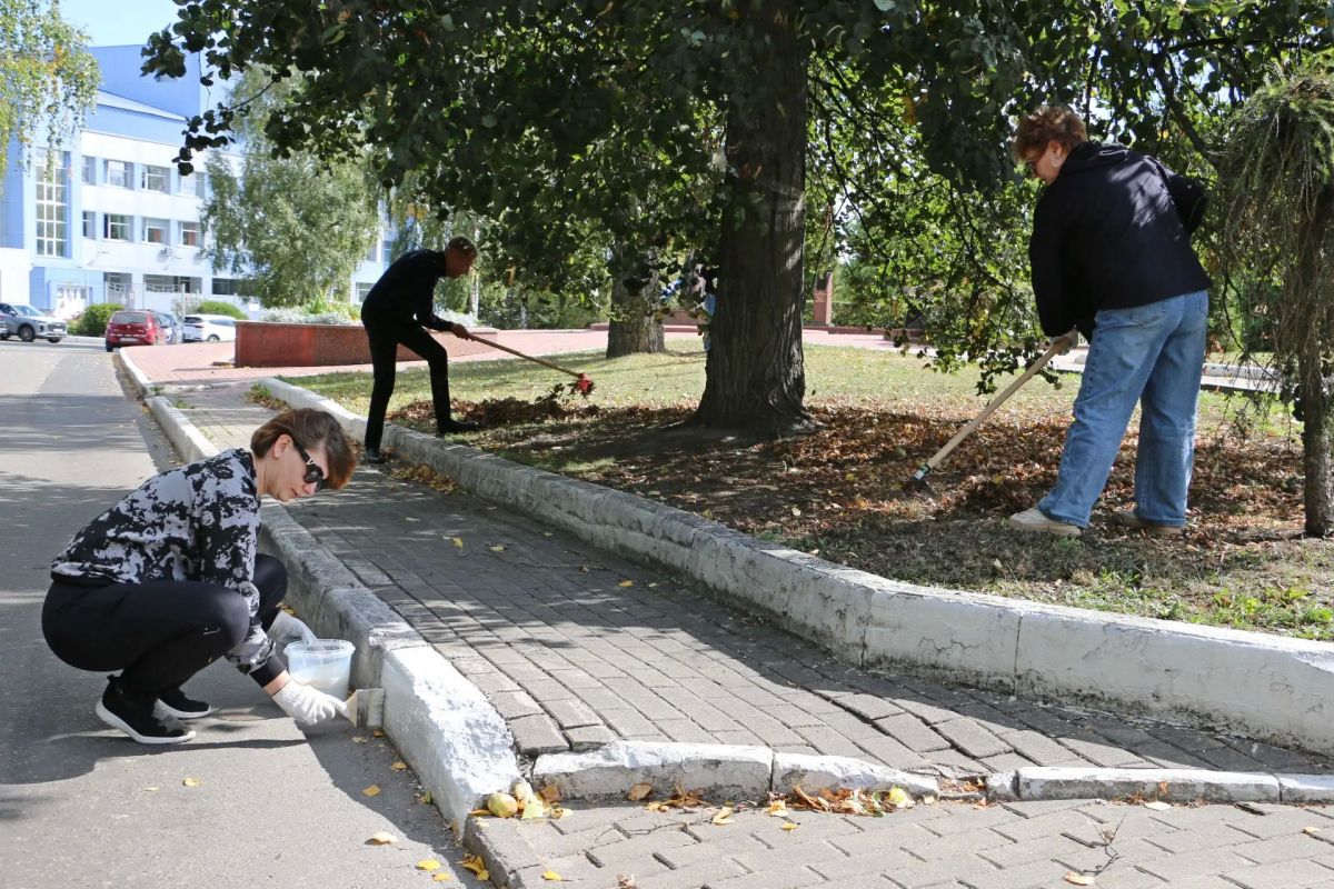 Депутаты и сотрудники аппарата Брянской областной Думы приняли участие в общегородском субботнике, цель которого - наведение порядка в общественных местах, а также подготовка к празднованию 83-й годовщины освобождения... Депутаты и сотрудники аппарата Брянской областной Думы приняли участие в общегородском субботнике, цель которого - наведение порядка в общественных местах, а также подготовка к празднованию 83-й годовщины освобождения...