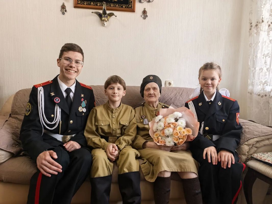 В Брянске сотрудники СК России поздравили ветерана Великой Отечественной войны со 103-летием В Брянске сотрудники СК России поздравили ветерана Великой Отечественной войны со 103-летием