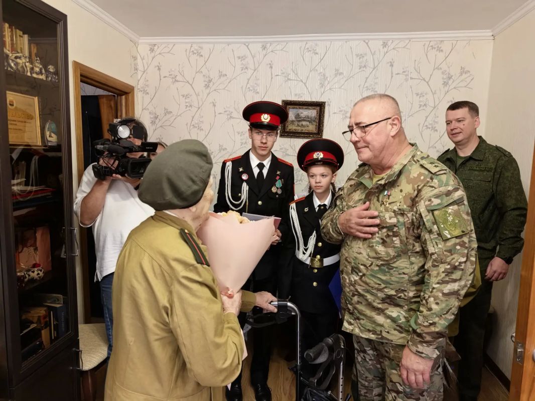 В Брянске сотрудники СК России поздравили ветерана Великой Отечественной войны со 103-летием В Брянске сотрудники СК России поздравили ветерана Великой Отечественной войны со 103-летием