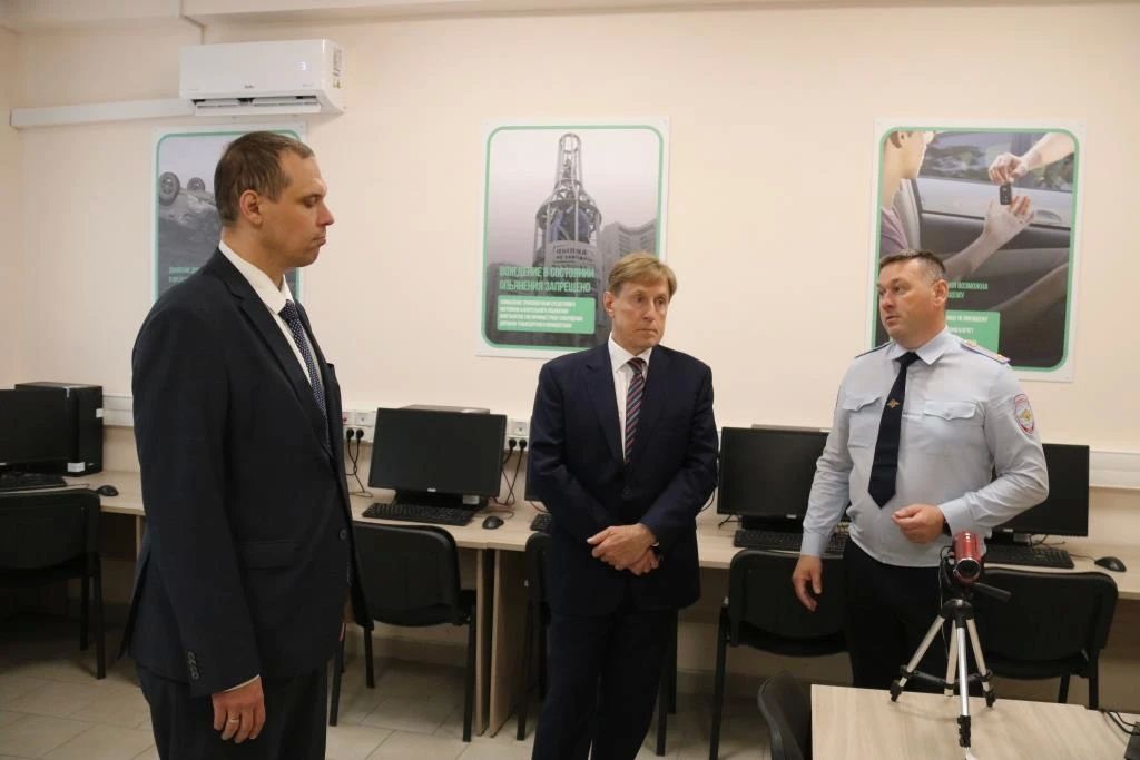Общественники проверили работу подразделения ГИБДД в Брянске Общественники проверили работу подразделения ГИБДД в Брянске