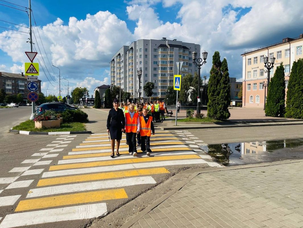 Клинцовские автоинспекторы провели для школьников профилактическое мероприятие «Шагающий автобус» Клинцовские автоинспекторы провели для школьников профилактическое мероприятие «Шагающий автобус»