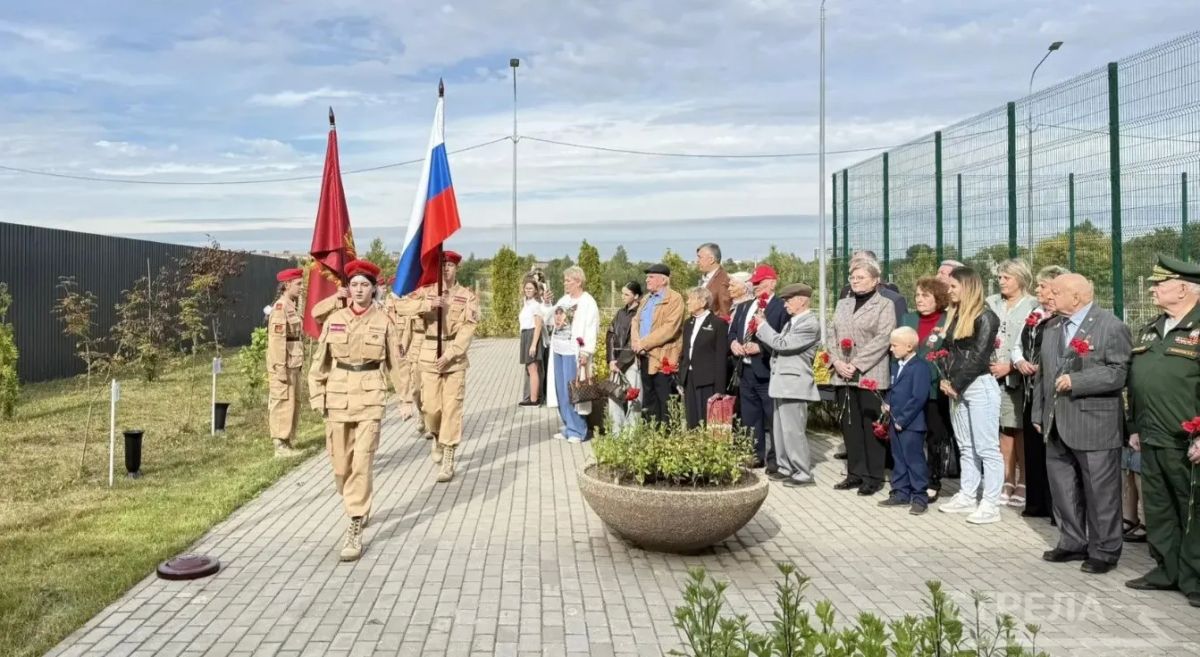 В Брянске на территории школы №72 три года назад была открыта Аллея Героев, погибших в ходе спецоперации В Брянске на территории школы №72 три года назад была открыта Аллея Героев, погибших в ходе спецоперации