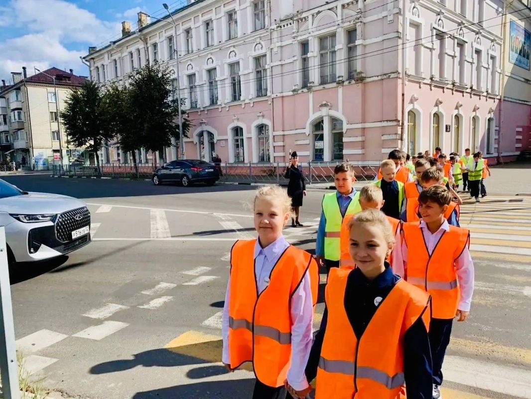 Клинцовские автоинспекторы провели для школьников профилактическое мероприятие «Шагающий автобус» Клинцовские автоинспекторы провели для школьников профилактическое мероприятие «Шагающий автобус»