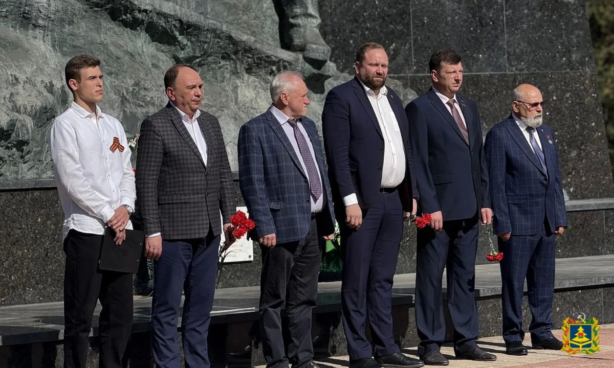 16 сентября в Брянске у памятника воинам-водителям состоялось торжественное мероприятие, посвященное 83-й годовщине освобождения Брянщины от немецко-фашистских захватчиков 16 сентября в Брянске у памятника воинам-водителям состоялось торжественное мероприятие, посвященное 83-й годовщине освобождения Брянщины от немецко-фашистских захватчиков