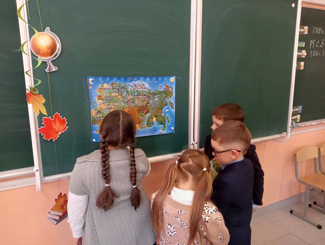 4 сентября специалист Кадрового центра «Работа России» города Брянска провела профориентационную игру для учеников 2 класса МБОУ «СОШ №3» 4 сентября специалист Кадрового центра «Работа России» города Брянска провела профориентационную игру для учеников 2 класса МБОУ «СОШ №3»