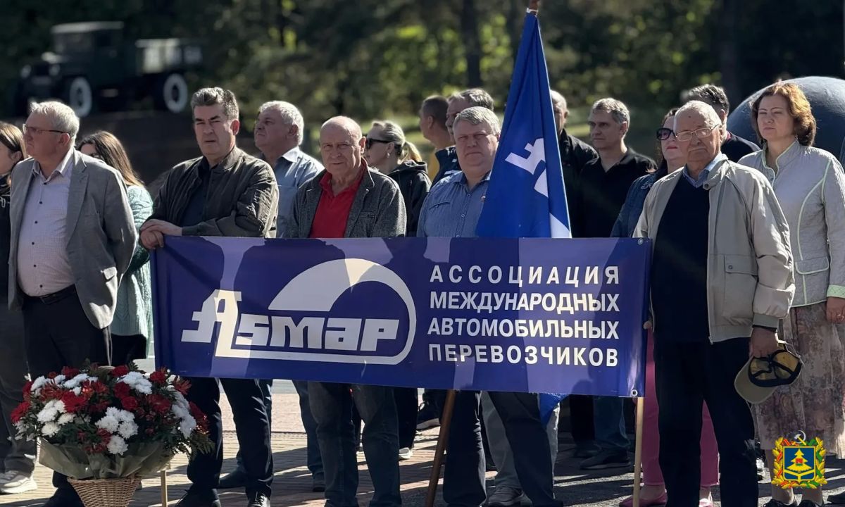 16 сентября в Брянске у памятника воинам-водителям состоялось торжественное мероприятие, посвященное 83-й годовщине освобождения Брянщины от немецко-фашистских захватчиков 16 сентября в Брянске у памятника воинам-водителям состоялось торжественное мероприятие, посвященное 83-й годовщине освобождения Брянщины от немецко-фашистских захватчиков