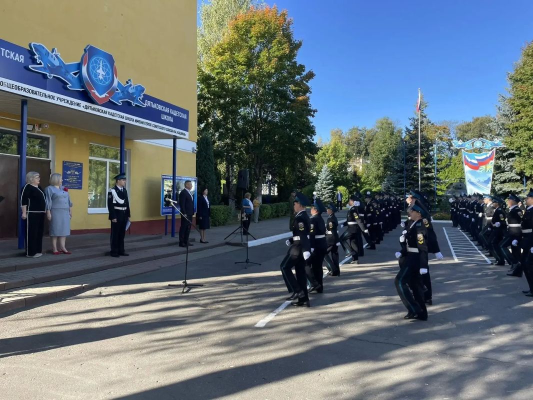16 сентября в Дятьковской кадетской школе прошла торжественная линейка, посвящённая Дню освобождения Брянщины от немецко-фашистских захватчиков 16 сентября в Дятьковской кадетской школе прошла торжественная линейка, посвящённая Дню освобождения Брянщины от немецко-фашистских захватчиков