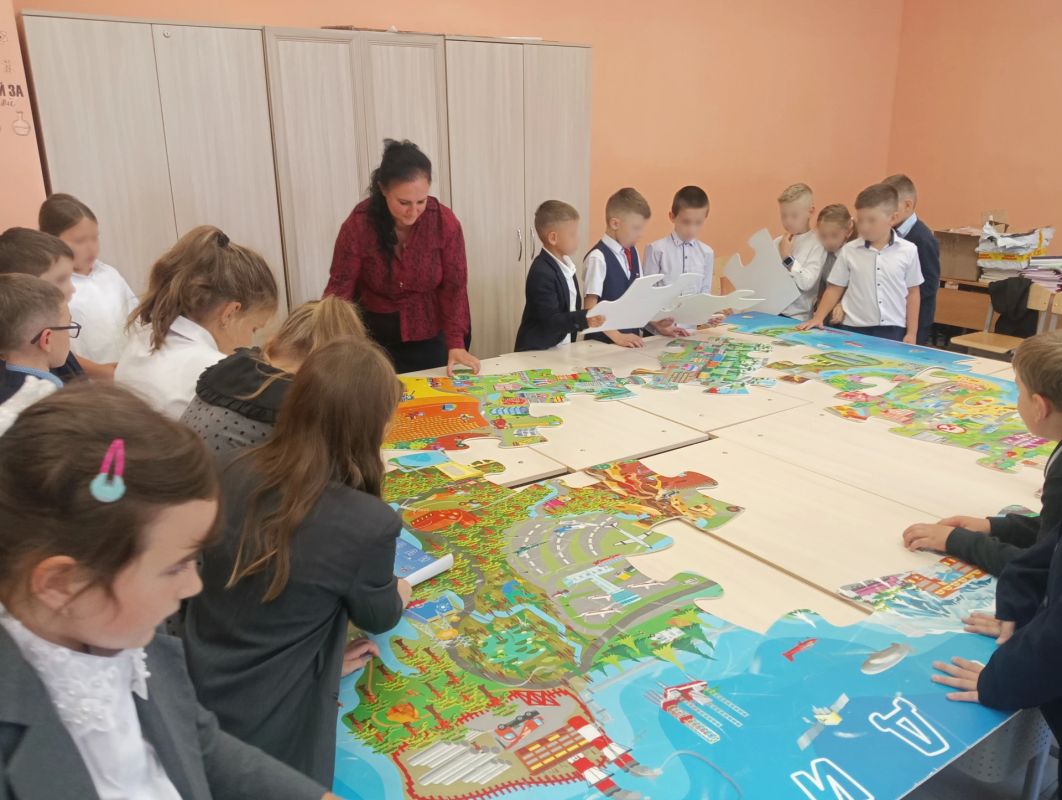 4 сентября специалист Кадрового центра «Работа России» города Брянска провела профориентационную игру для учеников 2 класса МБОУ «СОШ №3» 4 сентября специалист Кадрового центра «Работа России» города Брянска провела профориентационную игру для учеников 2 класса МБОУ «СОШ №3»