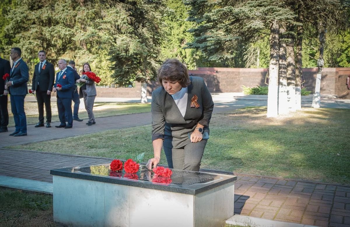 Руководители администрации города Брянска принесли цветы на могилы Героев Руководители администрации города Брянска принесли цветы на могилы Героев