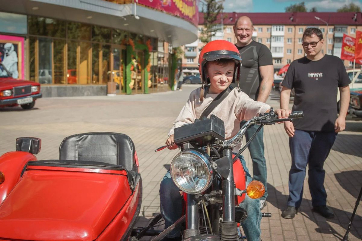 На площади Революции проходит выставка ретроавтомобилей На площади Революции проходит выставка ретроавтомобилей