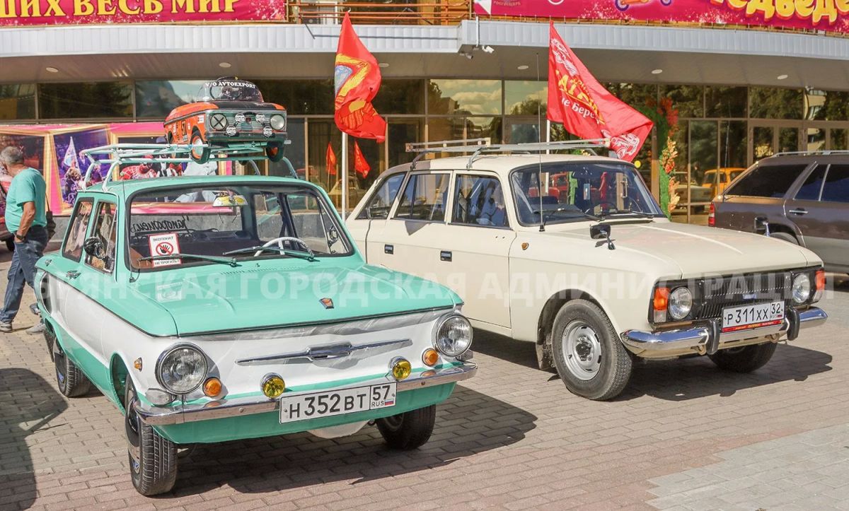 На площади Революции проходит выставка ретроавтомобилей На площади Революции проходит выставка ретроавтомобилей