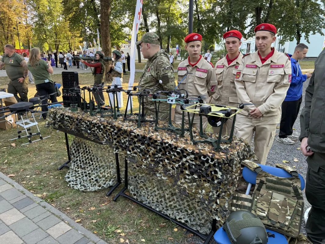 Собрали для вас подборку атмосферных кадров праздника из разных парков Брянска Собрали для вас подборку атмосферных кадров праздника из разных парков Брянска