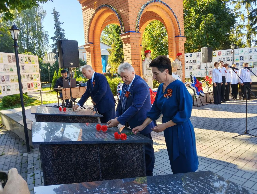 17сентября в Погаре на мемориале возле часовни и «Стены памяти» состоялся митинг, посвященный 83 годовщине освобождения Брянщины 17сентября в Погаре на мемориале возле часовни и «Стены памяти» состоялся митинг, посвященный 83 годовщине освобождения Брянщины