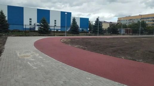 В Трубчевске благоустраивают спортивную площадку по нацпроекту