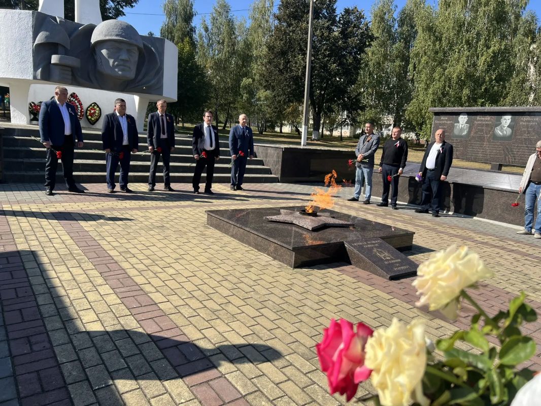 Александр Исаев: Сегодня с жителями посёлка , руководителями предприятий и организаций возложили цветы к памятнику погибшим Климовчанам в 83-ю годовщину Освобождения Брянской области от немецко-фашистских захватчиков Александр Исаев: Сегодня с жителями посёлка , руководителями предприятий и организаций возложили цветы к памятнику погибшим Климовчанам в 83-ю годовщину Освобождения Брянской области от немецко-фашистских захватчиков